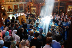 Луч света осеняет молящихся